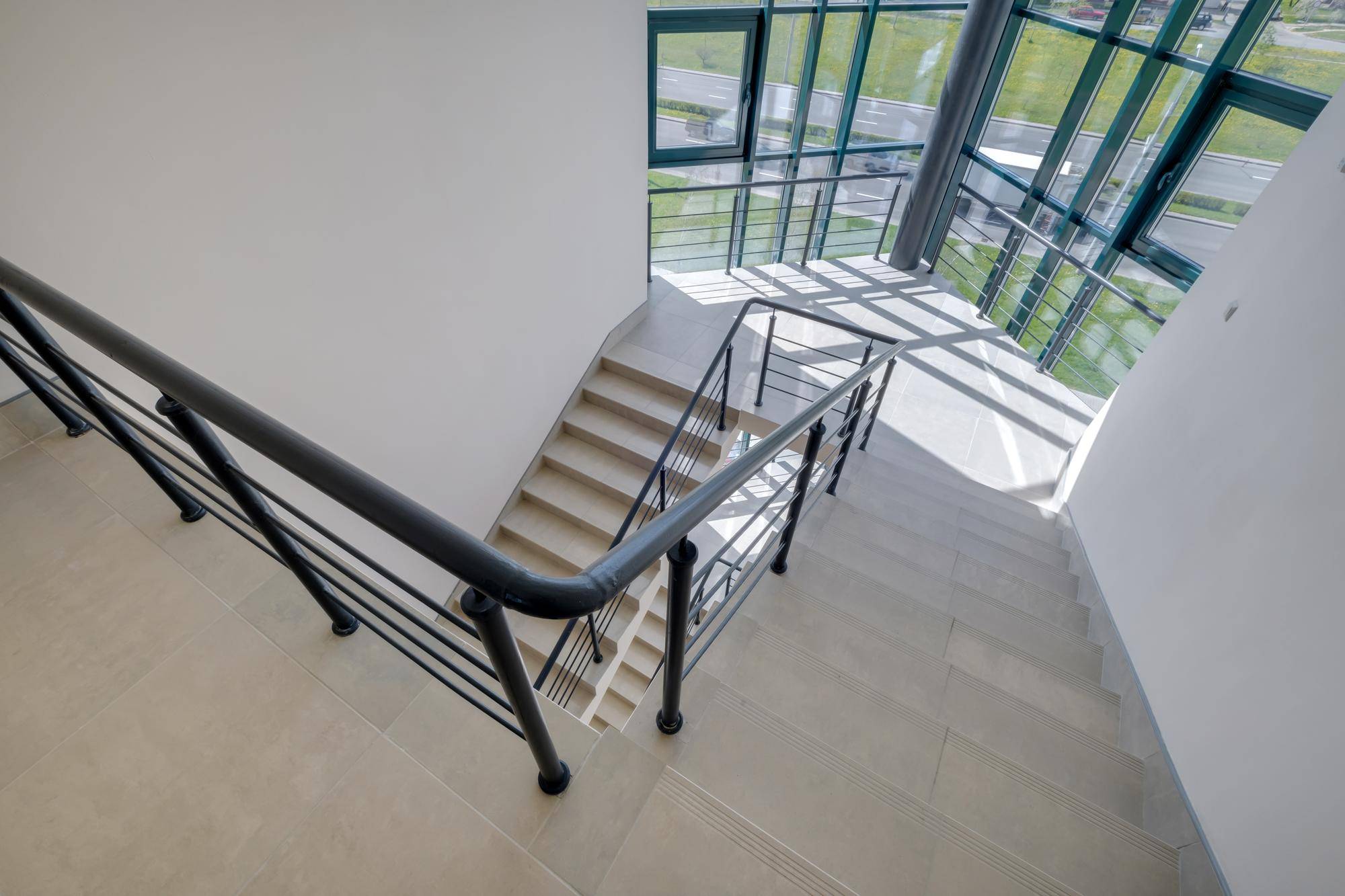 Kiedy montować balustrady by zapewnić bezpieczeństwo i estetykę?